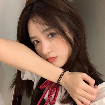 坐在酒吧里吃蛋糕